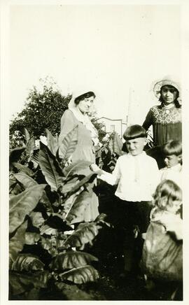 Yvonne et Albertine L’Écuyer avec Justin, Paul-Eugène et Bernard Vohl