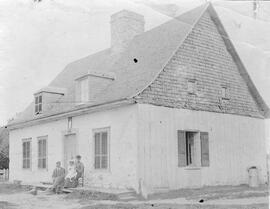 Photo de groupe devant une maison
