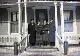 Inconnu Martel Germaine et deux inconnus sur perron