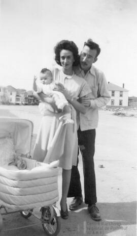 Couple avec un bébé et une poussette