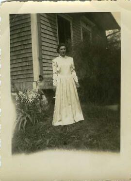 Femme devant la maison