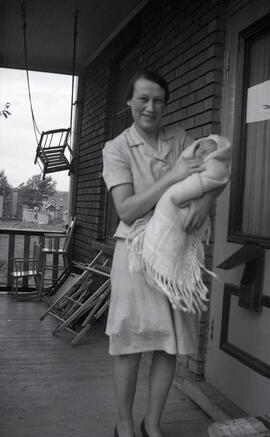 Burns Marianne avec un bébé dans les bras
