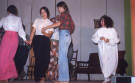 inconnues, chemise à carreaux ressemble à Nicole ou Lise Laganière (Armand)