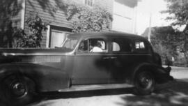 Un homme dans une voiture