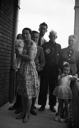 Matte Roc dans les bras de Burns Marianne Vachon Joseph Gagnon Patrick Burns John Leclerc Julie Matte Marie-Paule