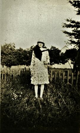 Femme en robe dans un champs