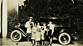 Yvonne L'Écuyer et les sept enfants devant la voiture