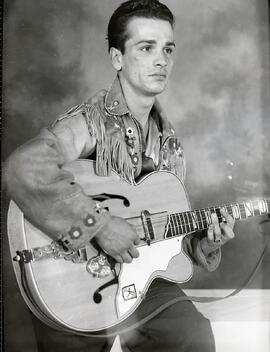 Robert Potvin avec sa guitare