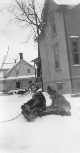 Une fillette avec son chien