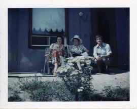 Sylvie Vohl, Yvonne L’Écuyer, Gilbert Dallaire et Louis-David Vohl-Julien au chalet de Sylvie