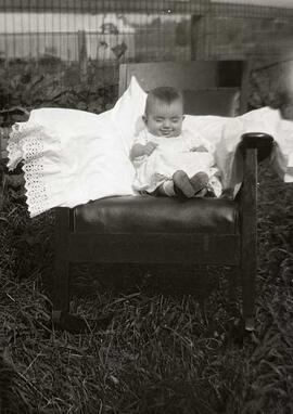 Un bébé assis dans un fauteuil