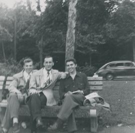 Trois hommes sur un banc