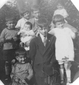 Groupe d’enfants dehors