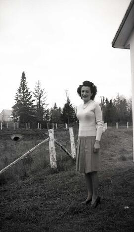 Vachon Thérèse debout près d'une clôture