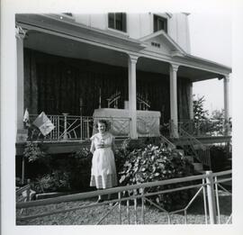 Yvonne L’Écuyer devant sa maison à la Fête-Dieu