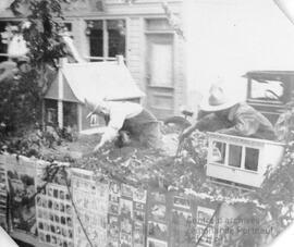 Deux hommes en train de travailler à coté d’une maison miniature