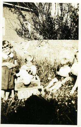 Enfants d’Adrien Vohl à l’extérieur