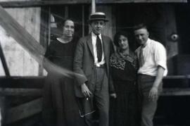 Deux couples debout devant une galerie