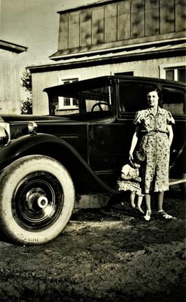 Yvonne L'Écuyer et Irma Vohl à côté de la voiture