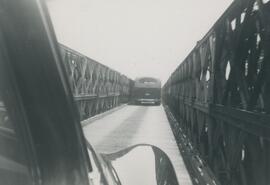 Voitures sur un pont