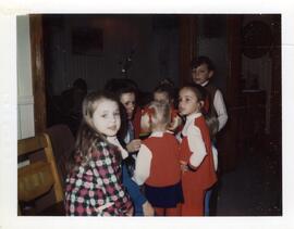 Petits-enfants à Noël chez Adrien Vohl et Yvonne L’Écuyer avec leur tante Sylvie Vohl