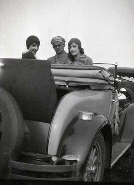 Un homme inconnu entre deux femmes inconnues dans un décapotable