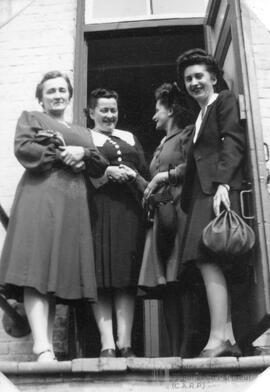 Photo de quatre femmes dans l’entrée d’une maison