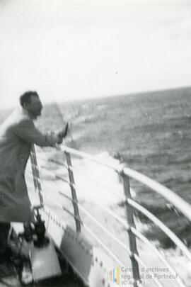 Homme sur le bord d’un bateau