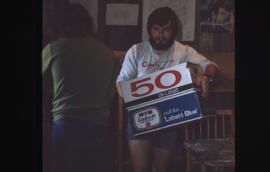 Activités quotidiennes - René Courteau et caisse de bière Labatt 50