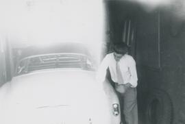 Homme qui nettoie une voiture – Garage