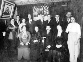 Portrait de famille pris dans un salon – probablement prise lors de funérailles