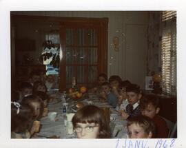 Tablée des enfants au Jour de l’an chez Adrien Vohl et Yvonne L’Écuyer