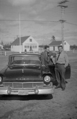Homme avec voiture