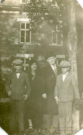 Famille devant un bâtiment en brique