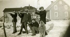 Photo 5 hommes – carabine et raquette