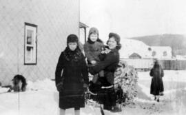 Deux femmes et un enfant dehors l’hiver
