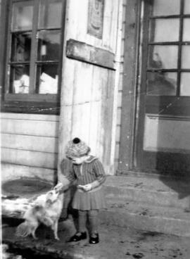 Un enfant qui joue avec un chien