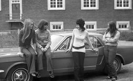 Gang de filles devant la salle paroissiale près d'une automobile :  Jocelyne Chalifour, France Sauvageau, Céline Portelance, Huguette Chalifour
