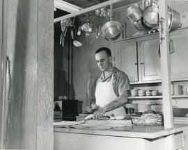 Homme qui cuisine le poisson (poulamon) - Zéphir Robert ''Pete'' à l'Hôtel de Lanaudière