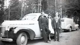 Homme inconnu Vachon Rollande Homme inconnu debout à côté d'une voiture Voiture et forêt en arrière plan