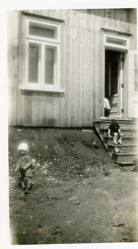 Paul-Eugène, Justin et Bernard Vohl devant la maison familiale