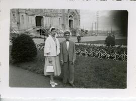 Fleurette et Rémy Vohl devant la Basilique Sainte-Anne-de-Beaupré