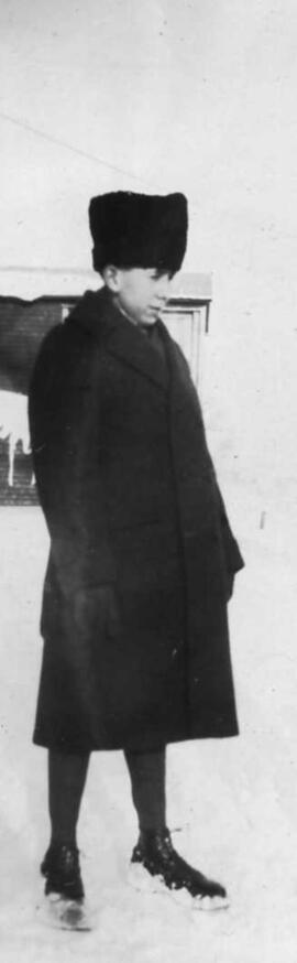 Un homme en patin avec un chapeau