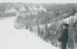Homme qui regarde la vue du haut d'une montagne
