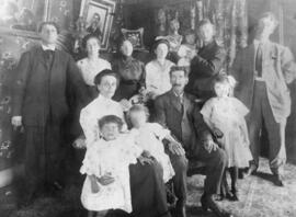 Portrait de famille pris dans un salon