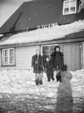 Trois enfants à l'extérieur