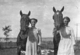 Chevaux avec deux jeunes femmes