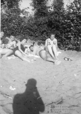 Quelques personnes allongées sur la plage