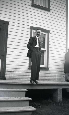 Paquin Camille sur la galerie avant de la maison d'Arthur Vachon