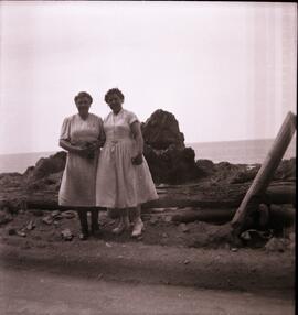 Deux femme dans un chemin de terre